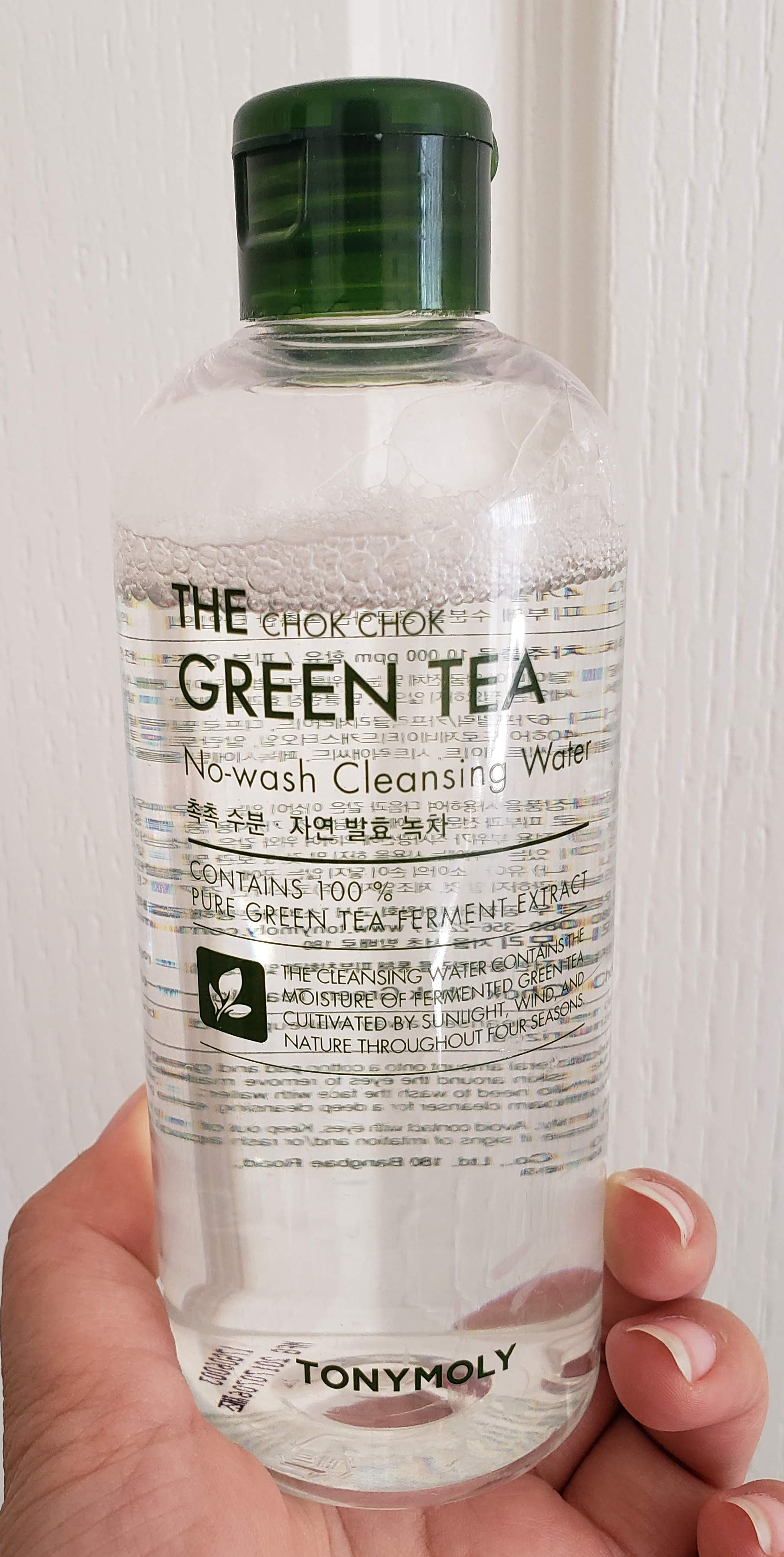 The packaging for the No-wash Cleansing Water is a clear bottle, with a color cap depending on which one you get. Nice and simple.