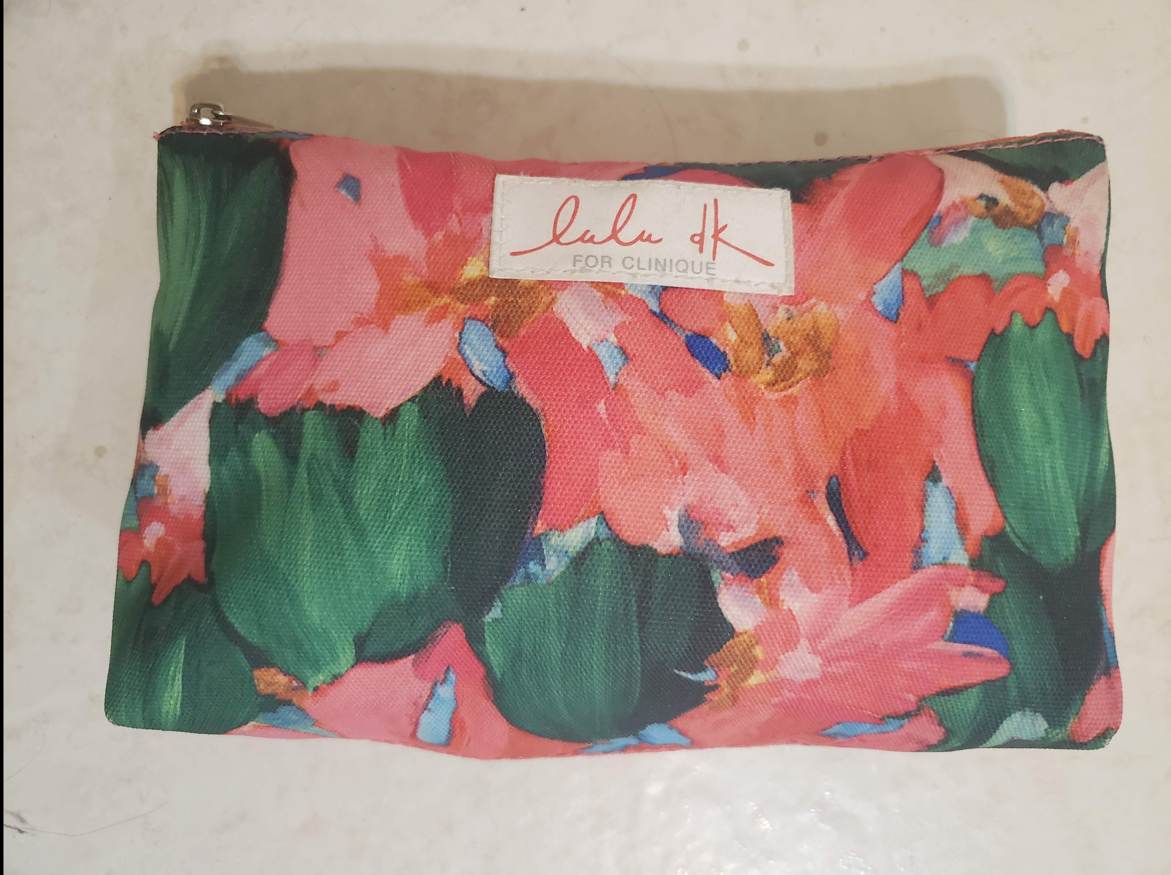 This is the bag I got from Clinique in their collaboration with Lulu DK. Isn't the pattern beautiful? I especially like the color scheme of pink and green with hints of blue.